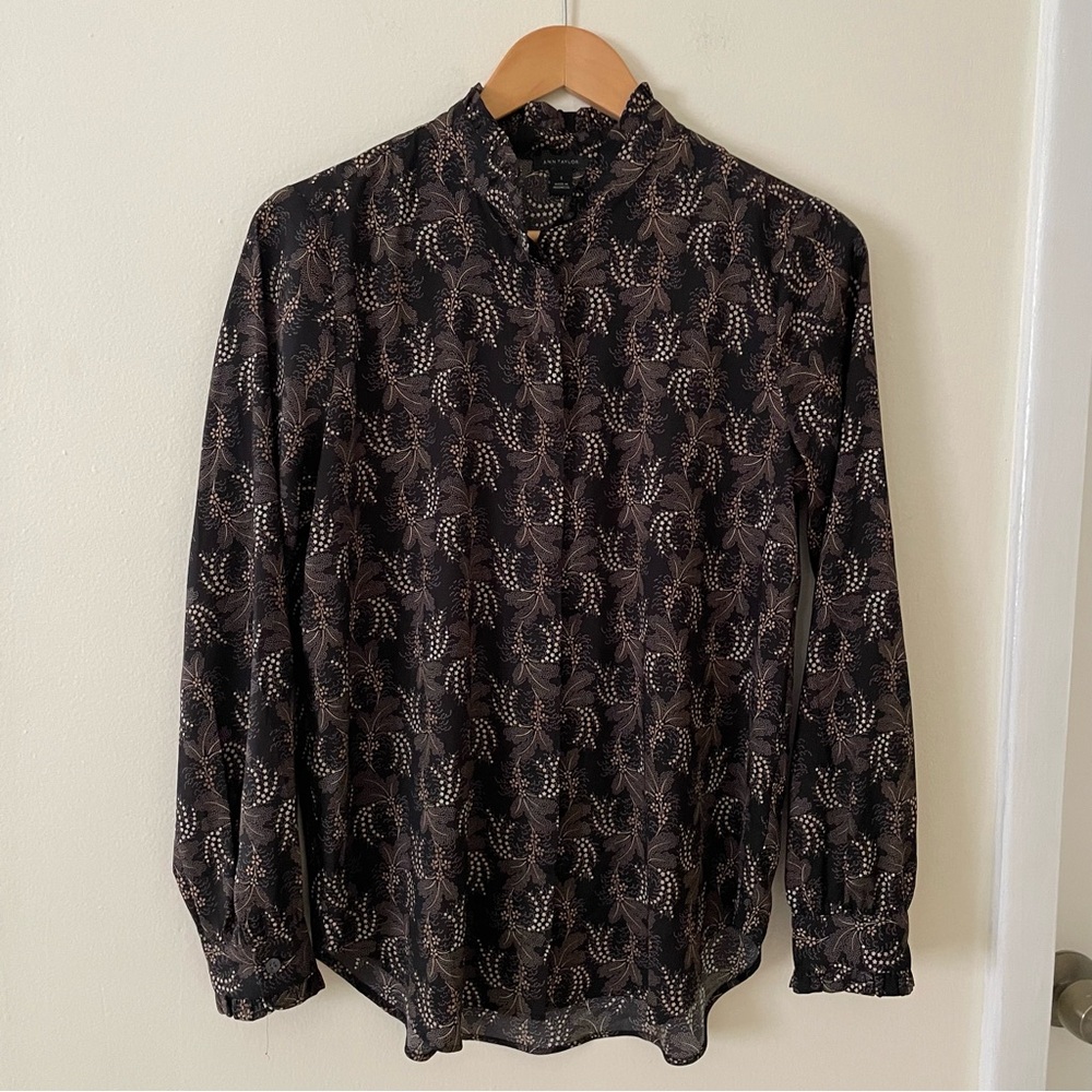 Like New 🤎 Ann Taylor Black and White Patterned Blouse - Picture 8 of 8